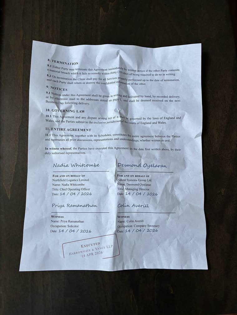 Le contrat entier, froissé, photographié posé sur une table en bois : le papier est gris, plissé et légèrement de travers.